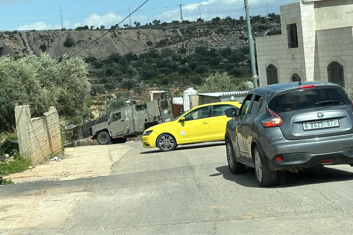 قوات الاحتلال الإسرائيلي تغلق مداخل قرية برقة شرق رام الله بالتزامن مع هجوم للمستعمرين 
